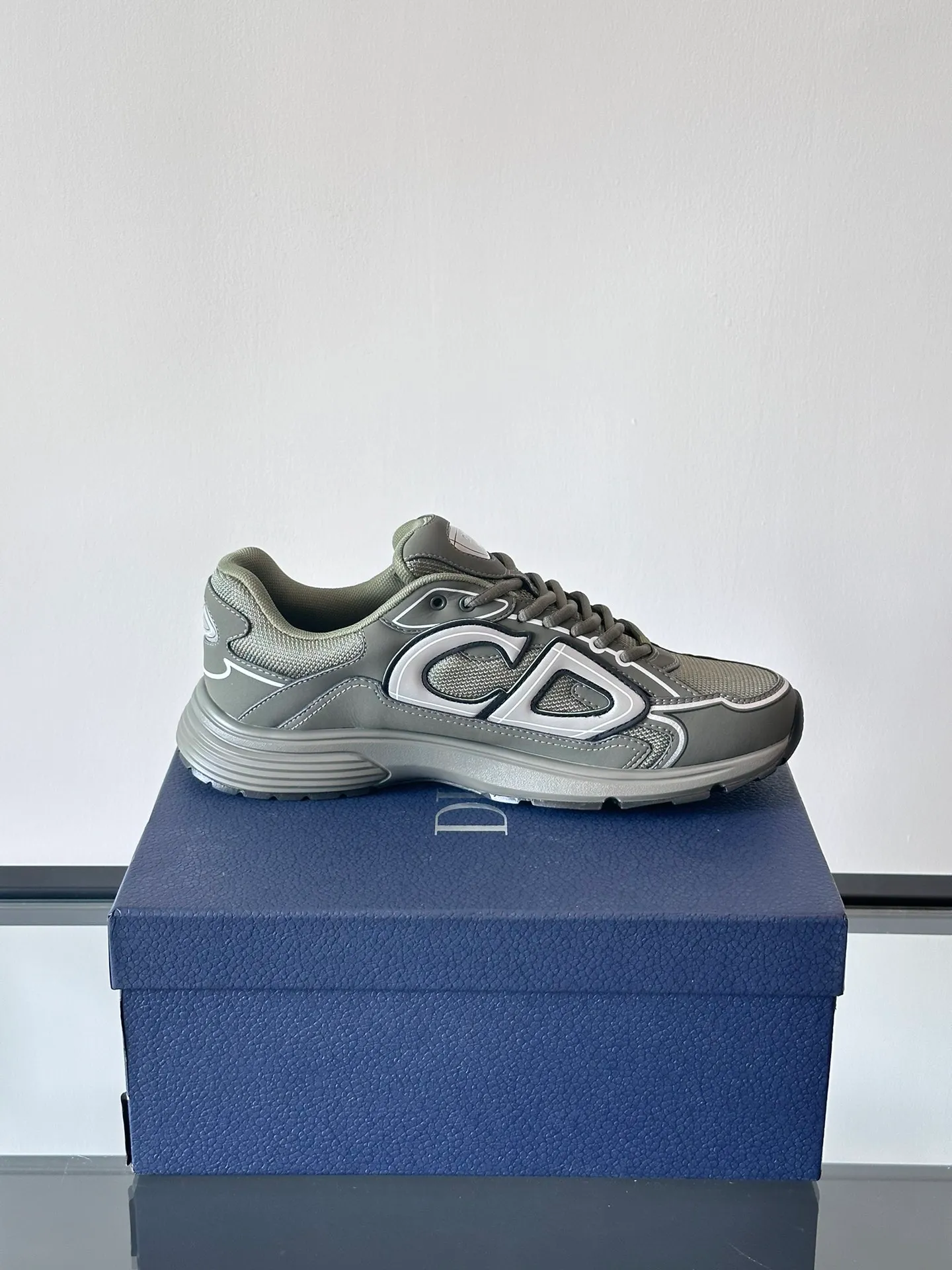 p400《Dio*》Dior B30 series sports shoes, multi-color mesh fabric and multi-color technical fabrics, this season's new B30 low-top sports shoes are one of the flagship styles of the series. Crafted from multicolor mesh and technical fabrics, it's finished with a reflective "CD30" graphic and silver-toned "DIOR B30" and "CD30" logos on the heel and tongue. An extra-light, sculpted rubber sole with signature accents adds style, while internal stretch details create ideal comfort. It can be matched with various casual styles to show a fashionable and modern sports style. Size: 38-44 (45-46 customized)